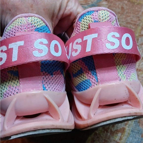 Tennis Shoes euc size 6.5 - Picture 3 of 8